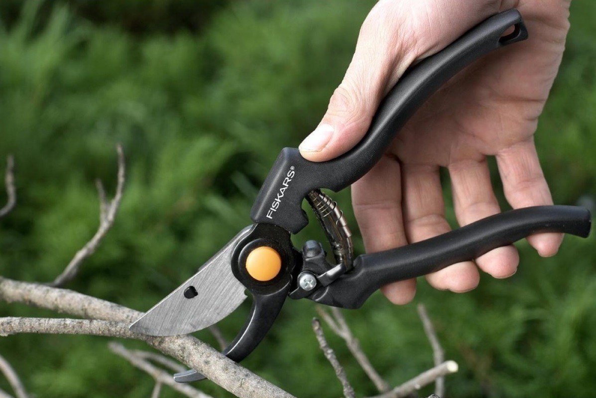 Обзор FISKARS P90. Профессиональный садовый секатор со спиральной пружиной
