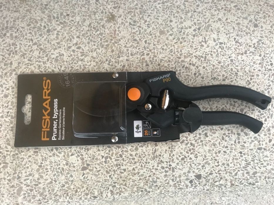 Обзор FISKARS P90. Профессиональный садовый секатор со спиральной пружиной