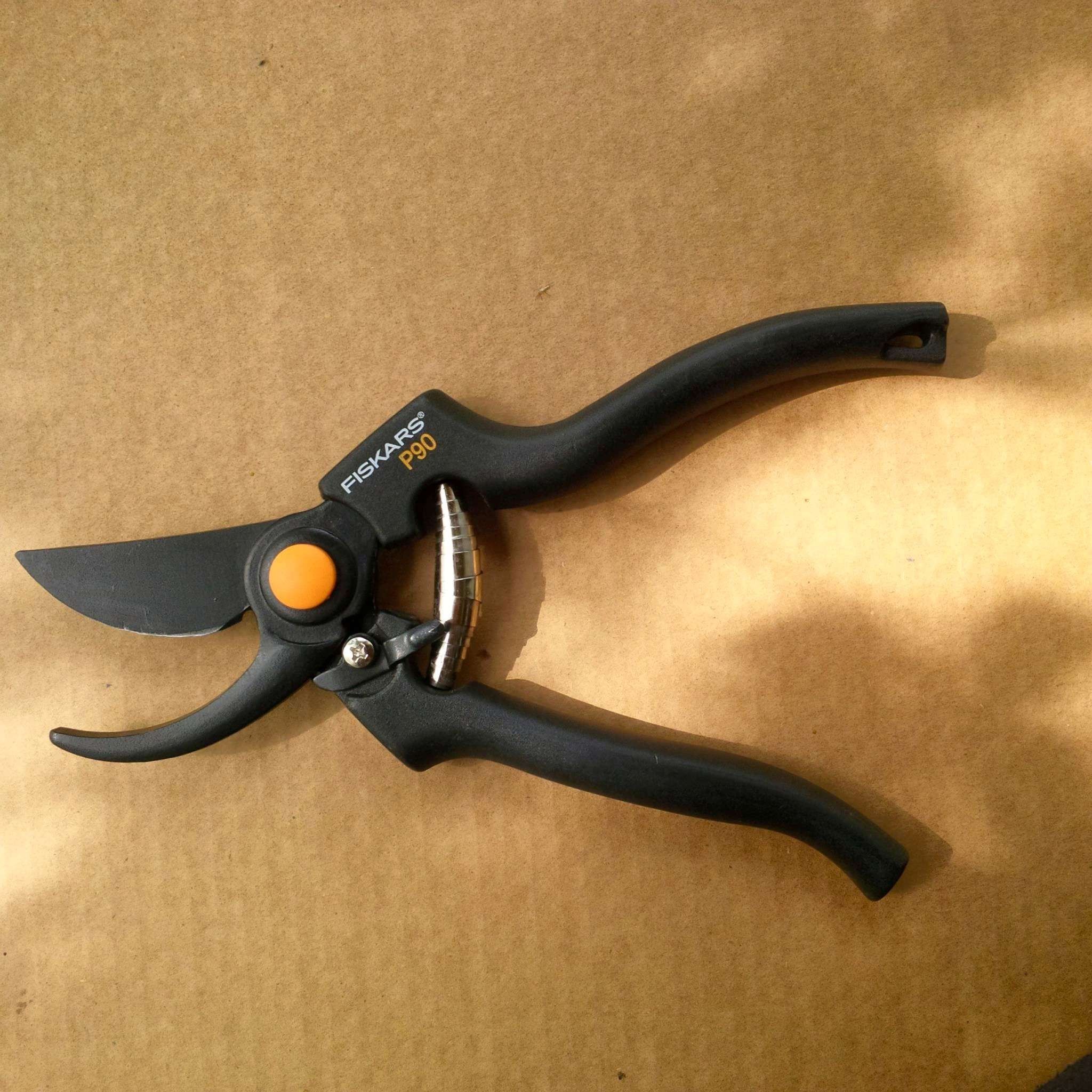 Обзор FISKARS P90. Профессиональный садовый секатор со спиральной пружиной