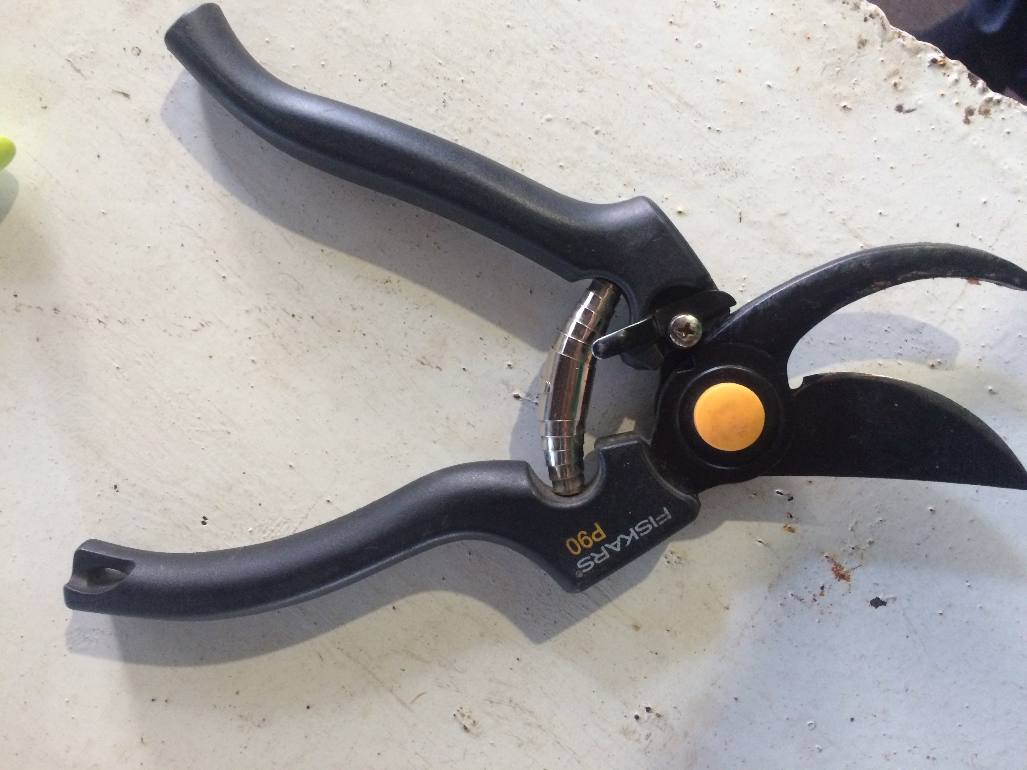 Обзор FISKARS P90. Профессиональный садовый секатор со спиральной пружиной